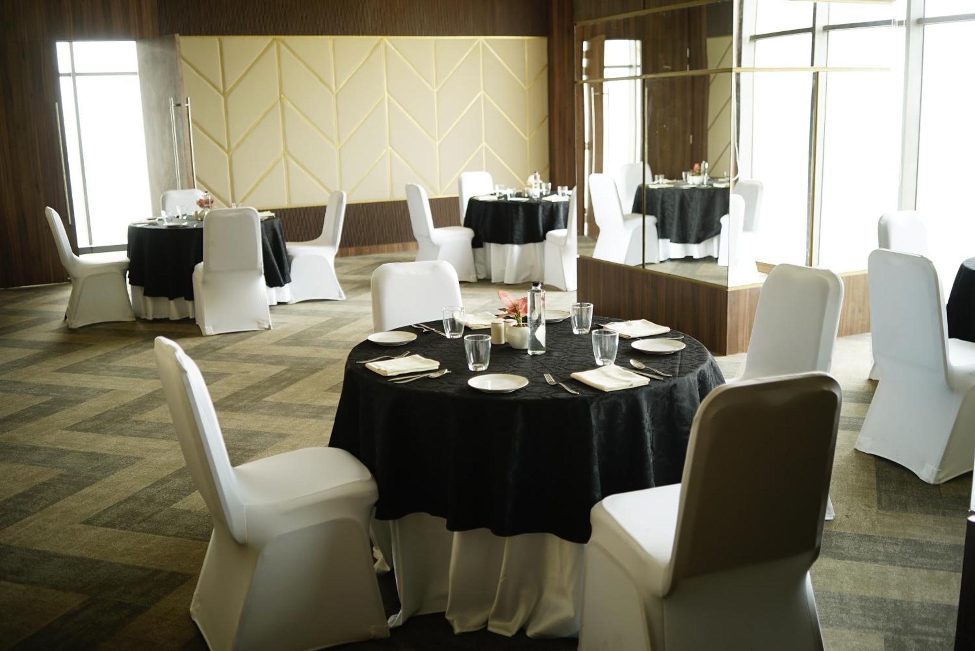 Rhythm Gurugram Hotel & Suites, Sohna Road Ґурґаон Екстер'єр фото