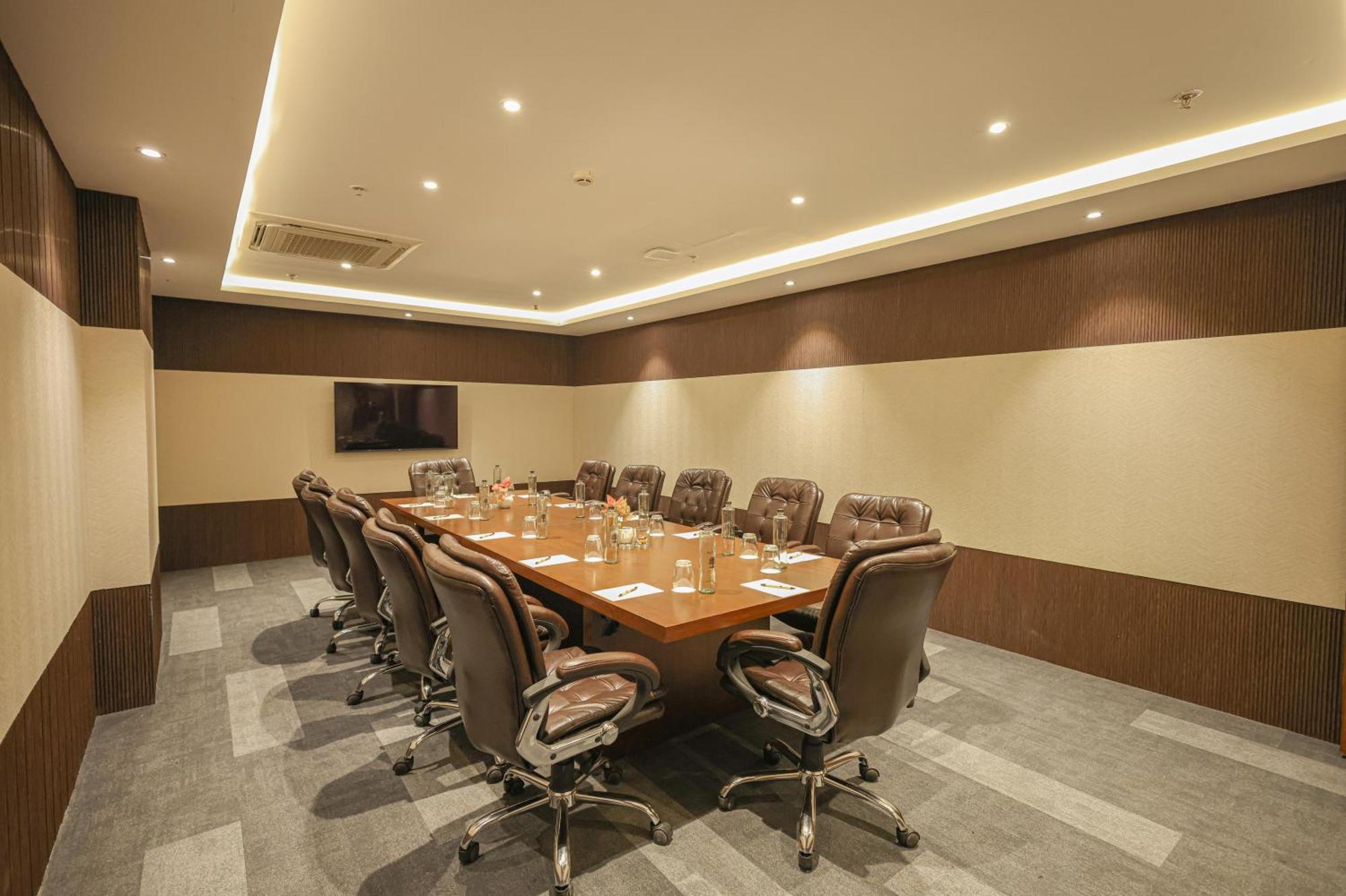 Rhythm Gurugram Hotel & Suites, Sohna Road Ґурґаон Екстер'єр фото