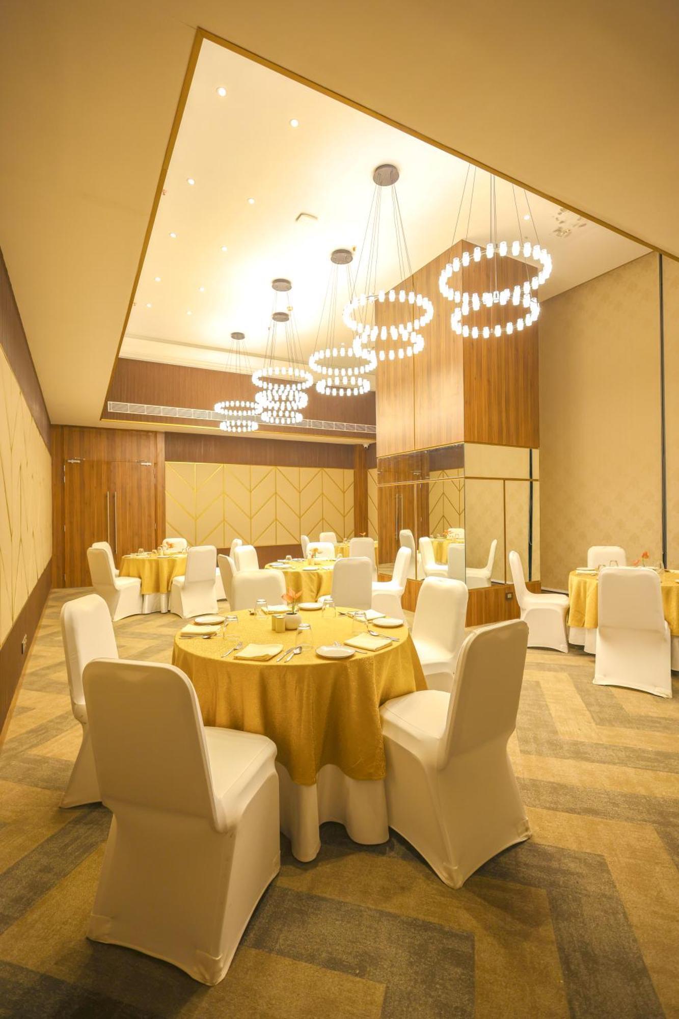 Rhythm Gurugram Hotel & Suites, Sohna Road Ґурґаон Екстер'єр фото
