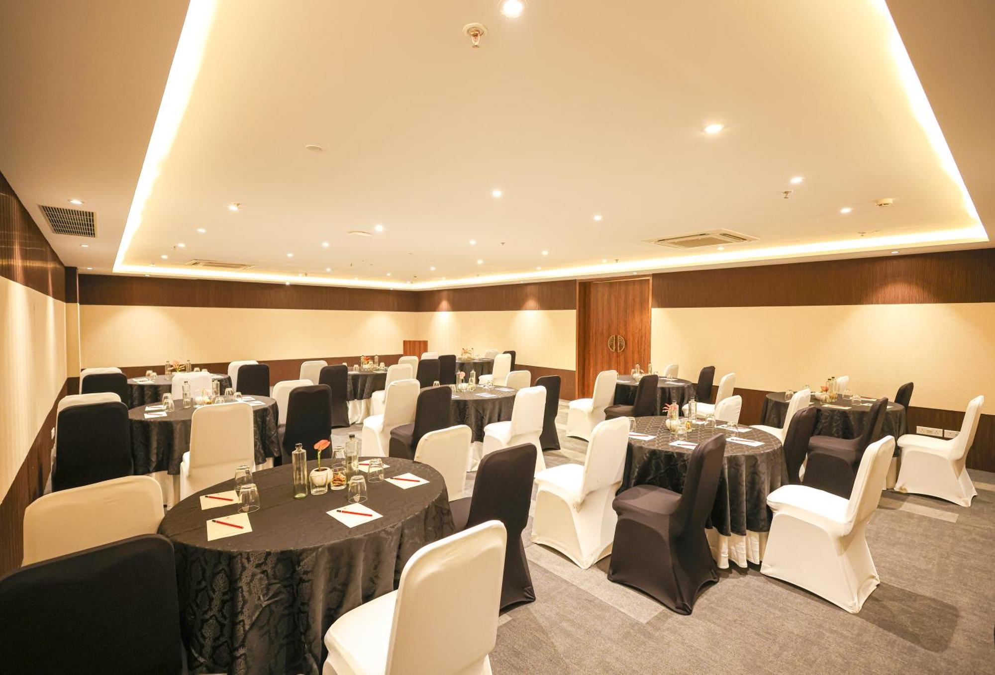 Rhythm Gurugram Hotel & Suites, Sohna Road Ґурґаон Екстер'єр фото