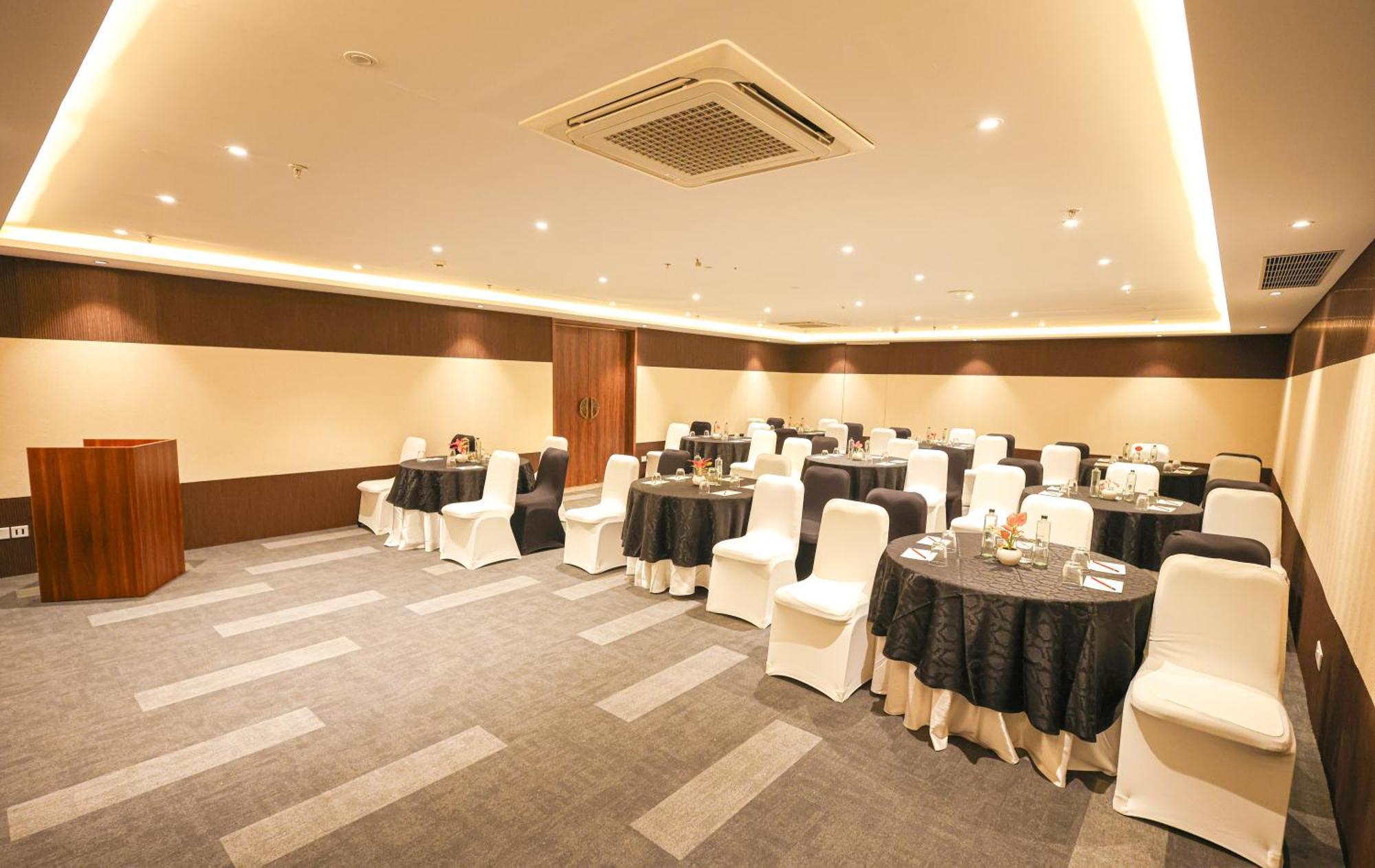 Rhythm Gurugram Hotel & Suites, Sohna Road Ґурґаон Екстер'єр фото