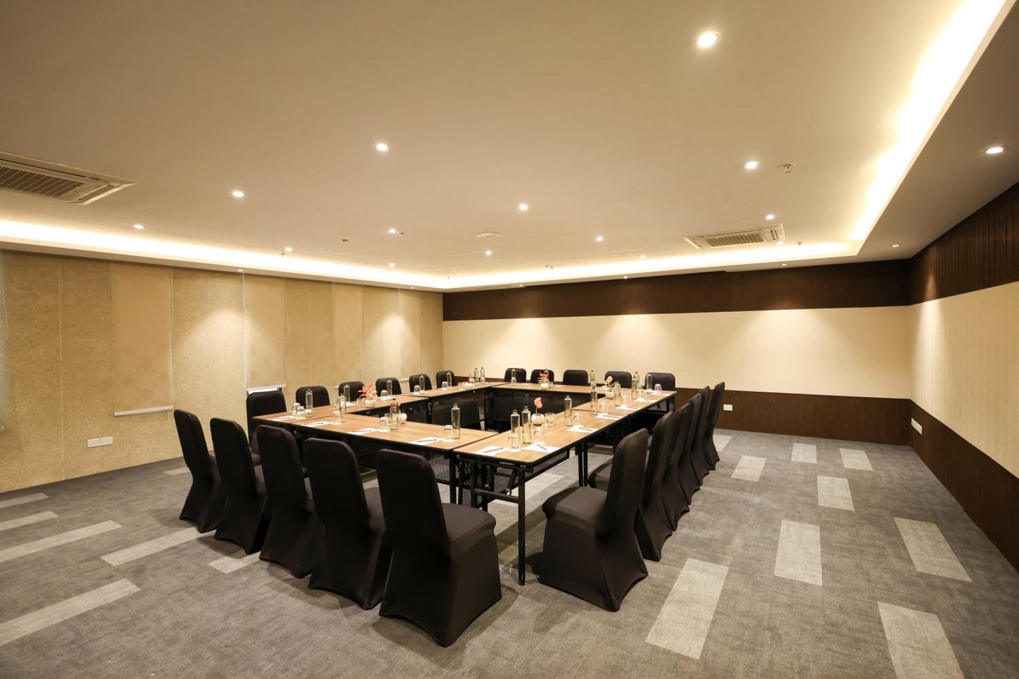 Rhythm Gurugram Hotel & Suites, Sohna Road Ґурґаон Екстер'єр фото