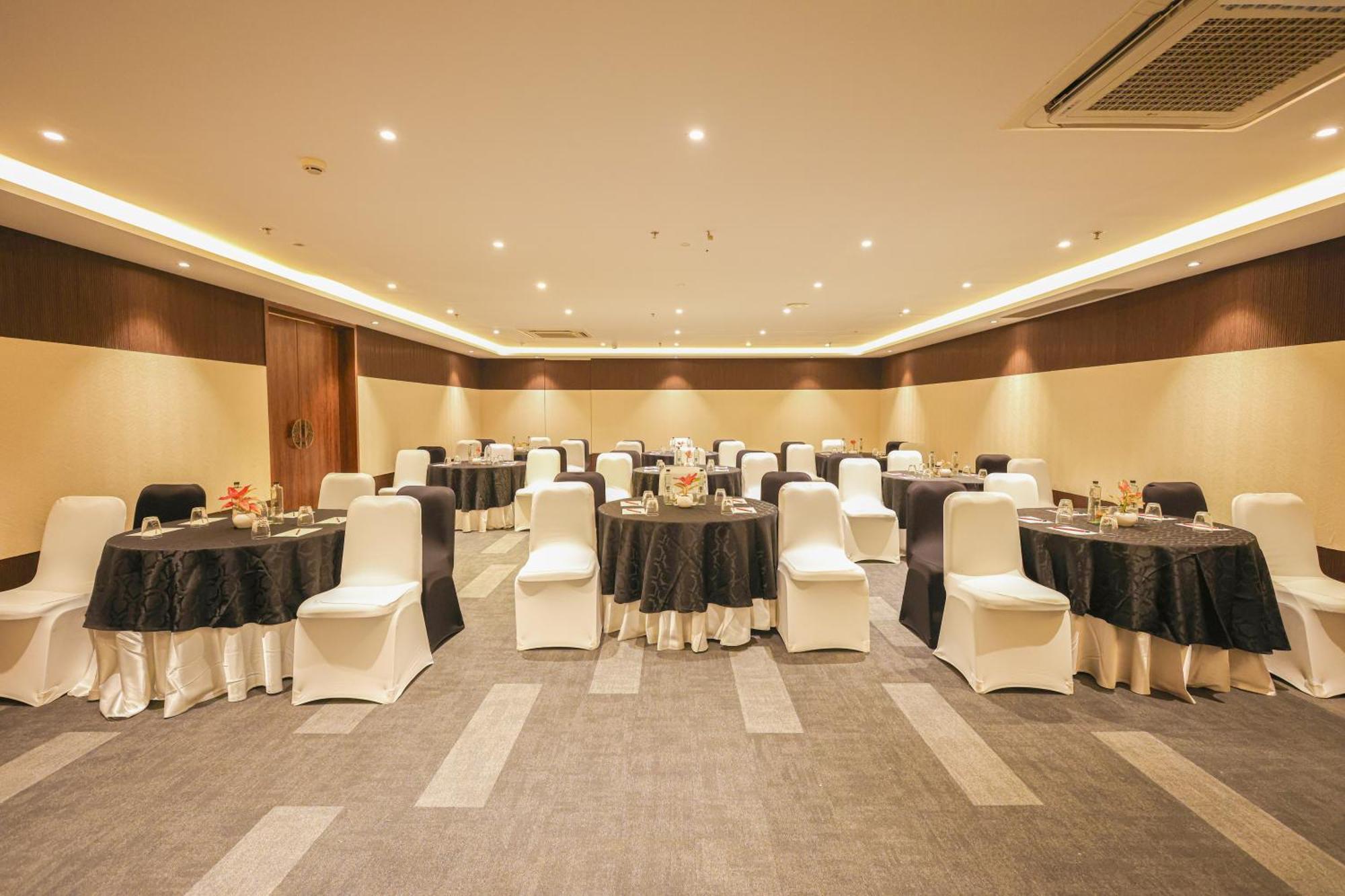 Rhythm Gurugram Hotel & Suites, Sohna Road Ґурґаон Екстер'єр фото