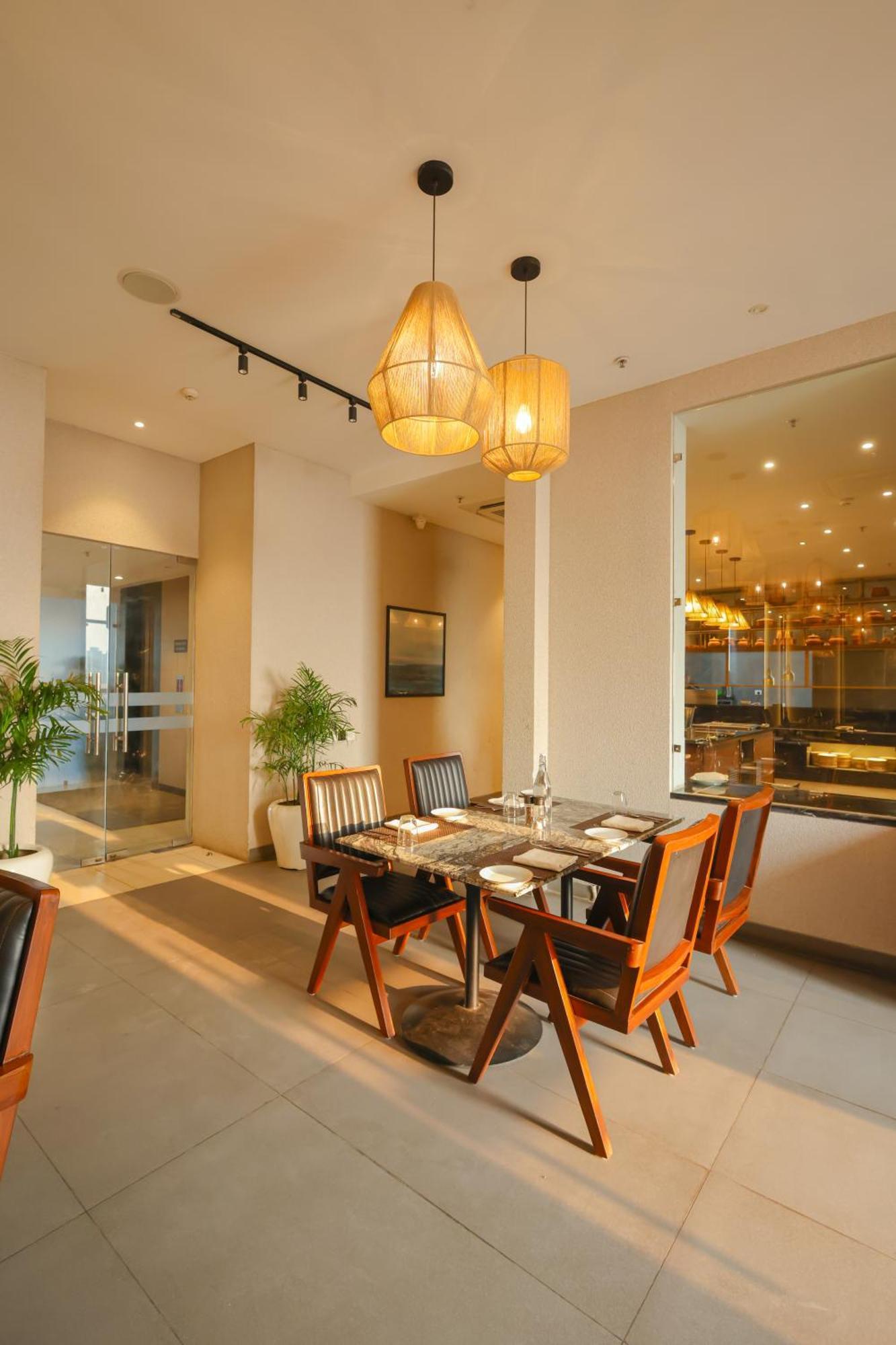Rhythm Gurugram Hotel & Suites, Sohna Road Ґурґаон Екстер'єр фото