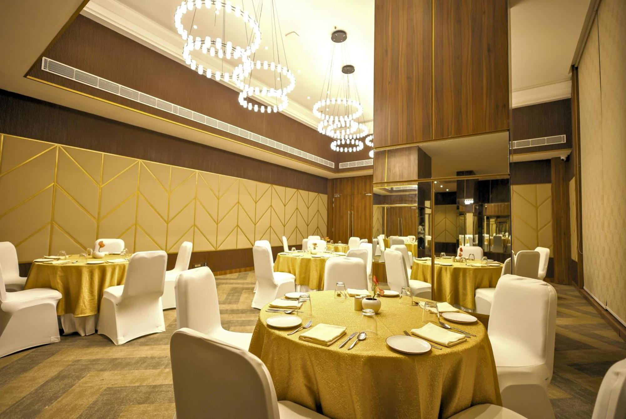 Rhythm Gurugram Hotel & Suites, Sohna Road Ґурґаон Екстер'єр фото