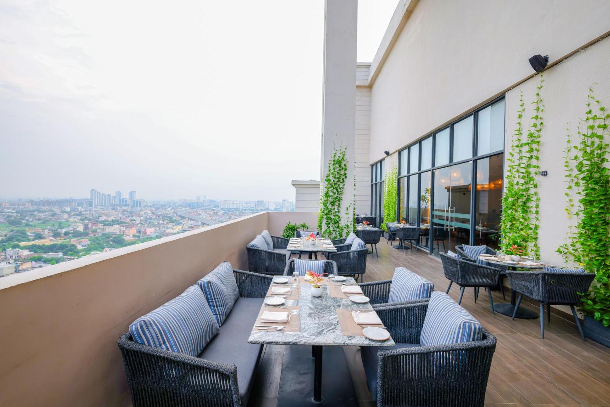 Rhythm Gurugram Hotel & Suites, Sohna Road Ґурґаон Екстер'єр фото