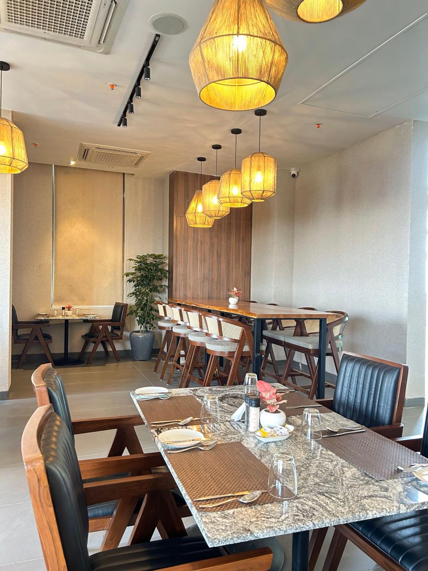 Rhythm Gurugram Hotel & Suites, Sohna Road Ґурґаон Екстер'єр фото